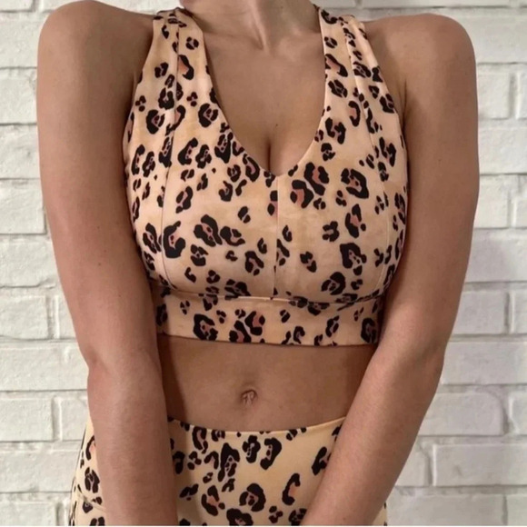 Fabletics | On-the-Go Midi Medium-Impact Sports Bra - with back pocket size L - Picture 1 of 8